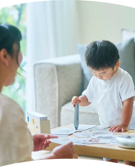 男の子の勉強を見守るお母さんの写真