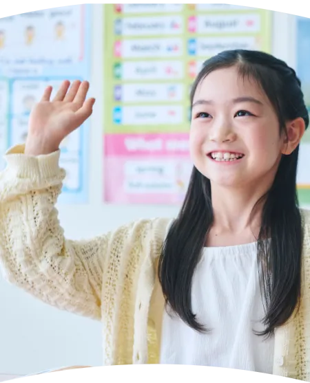 手をあげている笑顔の女の子の写真