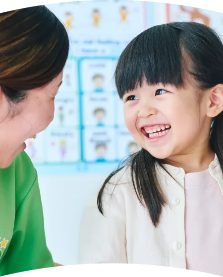 笑顔の女の子と講師の写真