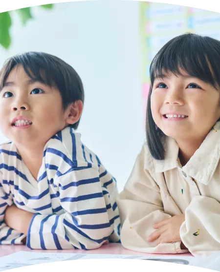 笑顔でレッスンを受けている男の子と女の子の写真