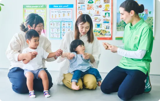 レッスンに参加している親子と講師の写真