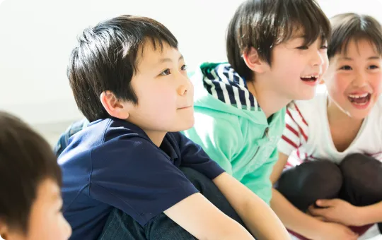 笑顔の男の子たちの写真