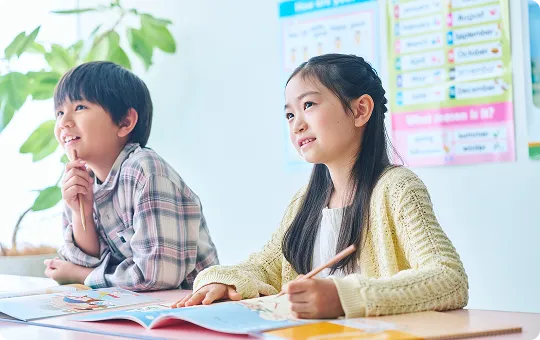 勉強している男の子と女の子の写真