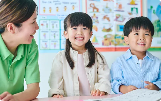 笑顔の男の子と女の子と講師の写真