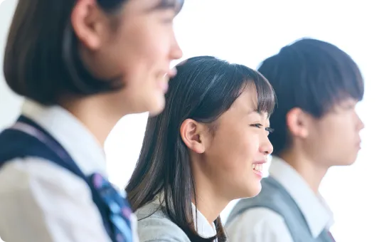 学生服を着た子どもたちの写真