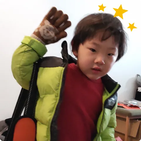 手をあげているでうらさんの写真