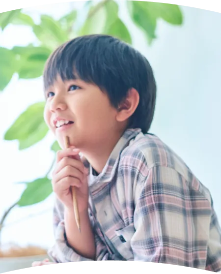 えんぴつを持っている男の子の写真