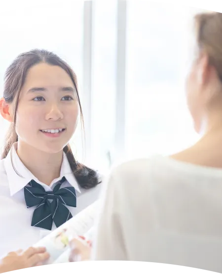 学生服を着た笑顔の女の子の写真