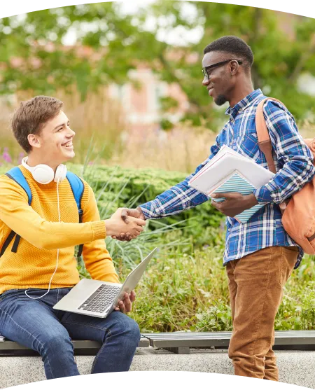 握手をする外国人の写真