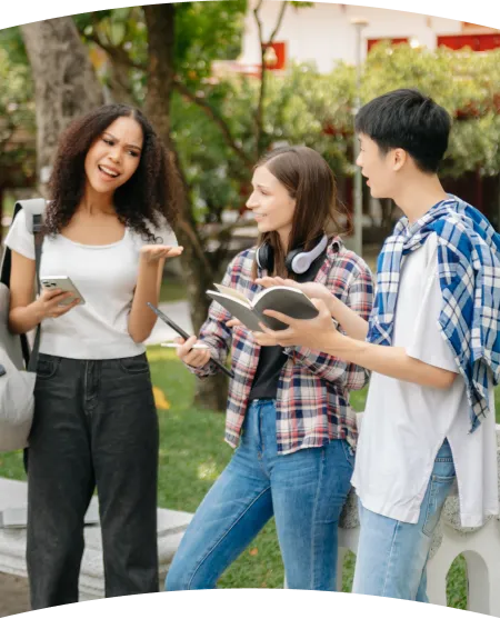 外国人と交流する男の子の写真
