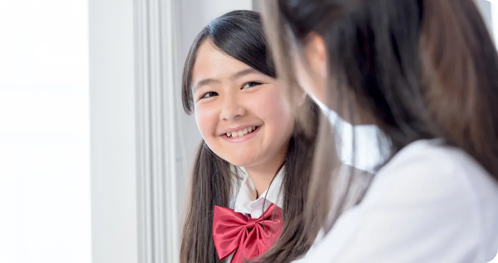 学生服を着た笑顔の女の子の写真