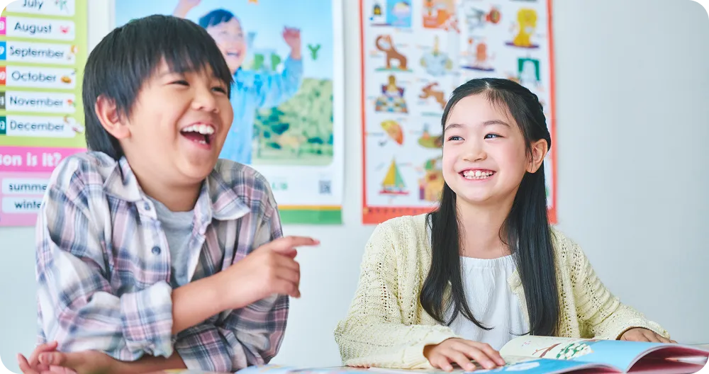 笑顔で勉強している男の子と女の子の写真