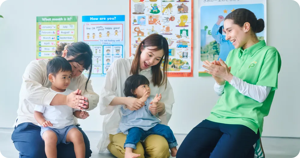 親子と講師が笑顔で手をたたいている写真