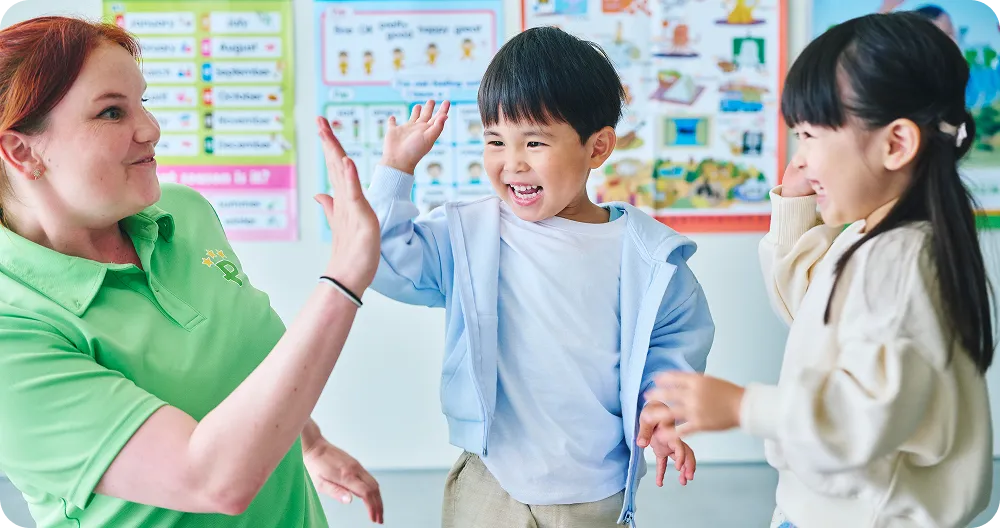 講師とハイタッチをする男の子と女の子の写真