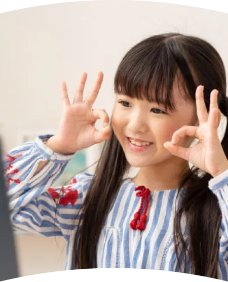 OKのジェスチャーをする笑顔の女の子の写真