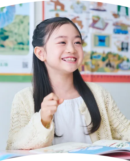 笑顔でレッスンを受けている女の子の写真