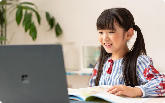 オンラインレッスンを受けている女の子の写真