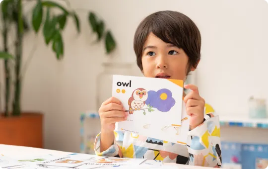 単語カードを持っている男の子の写真