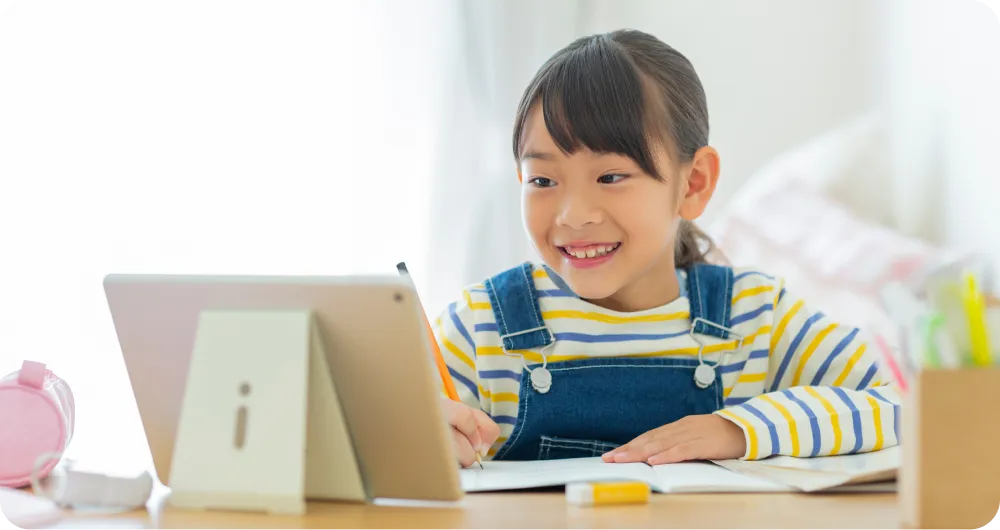 タブレットを使って勉強している女の子の写真