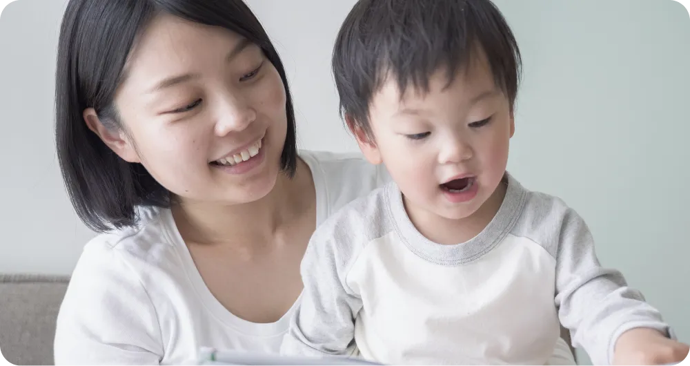 笑顔の親子の写真