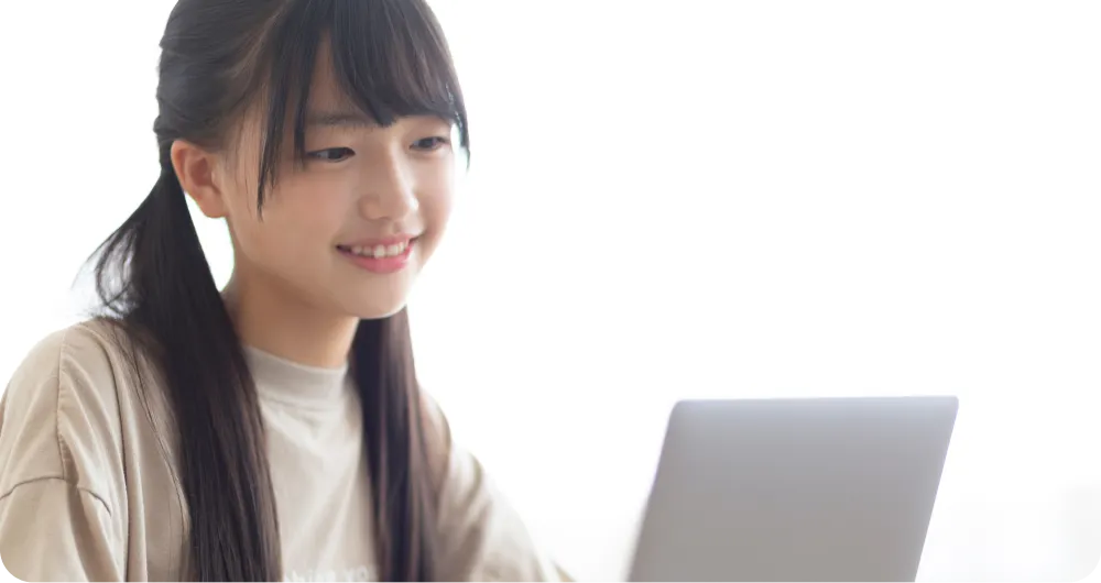 パソコンを使って勉強している女の子の写真