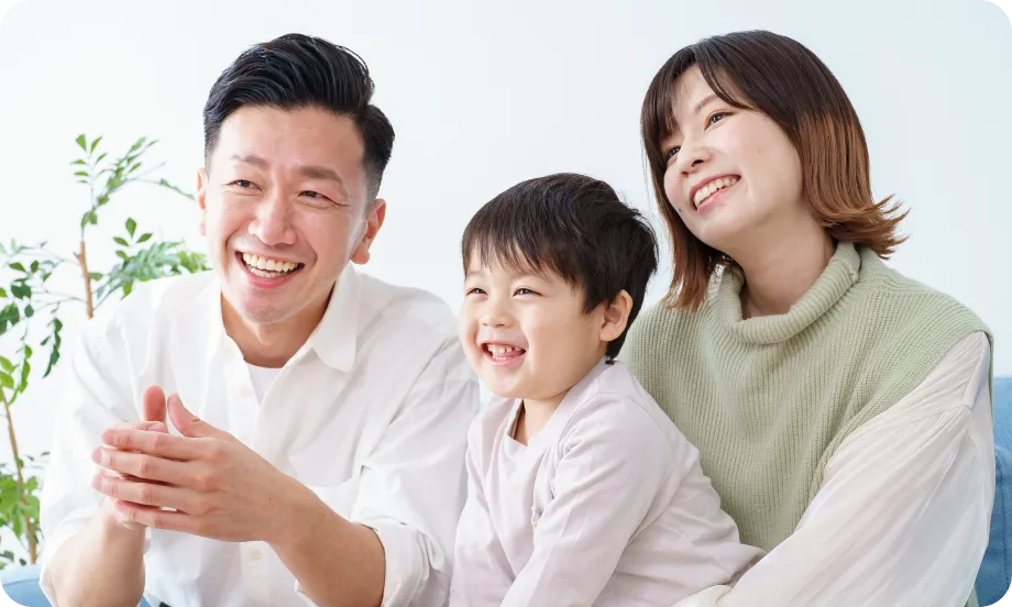 笑顔の家族の写真