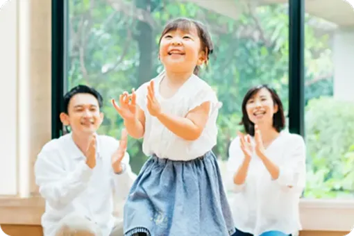 体験レッスンを受ける女の子と見守る親御さんの写真