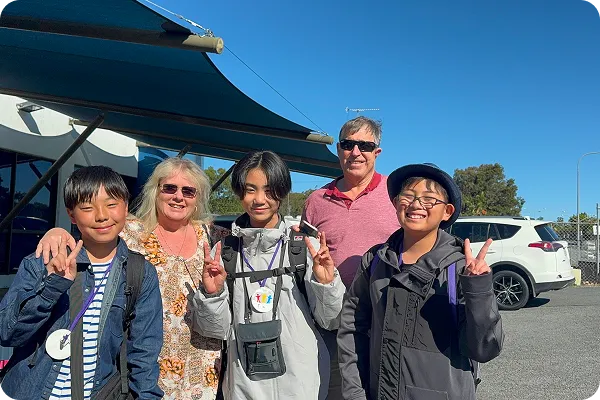 イベントに参加している子どもたちと現地の方たちの集合写真