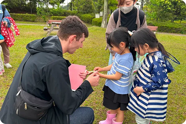 外国人講師とコミュニケーションをとる女の子たちの写真