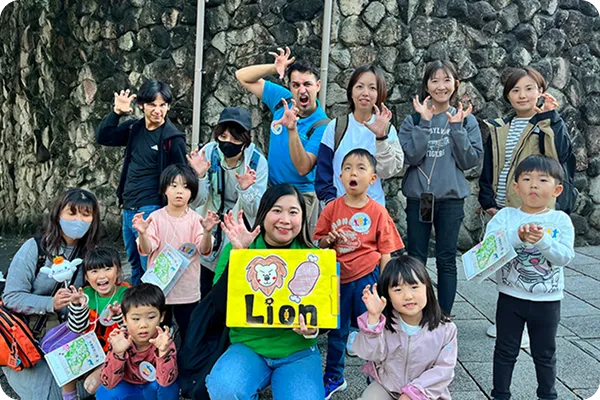 親子イベントに参加している子どもたちと講師と親御さんの集合写真