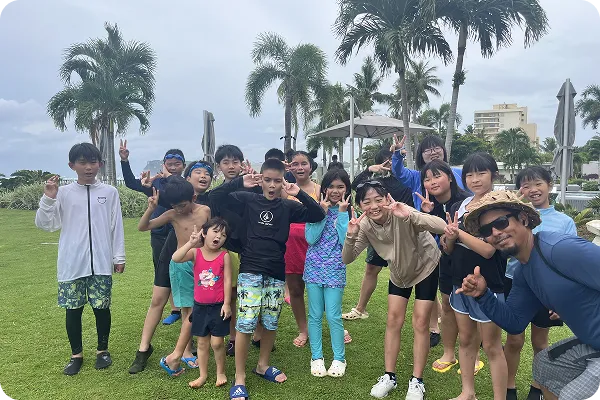 イベントに参加している子どもたちと講師の集合写真