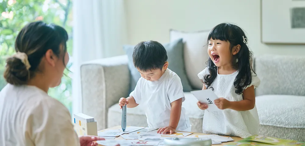 mola mola iを使用して学習している子どもたちと母親の写真