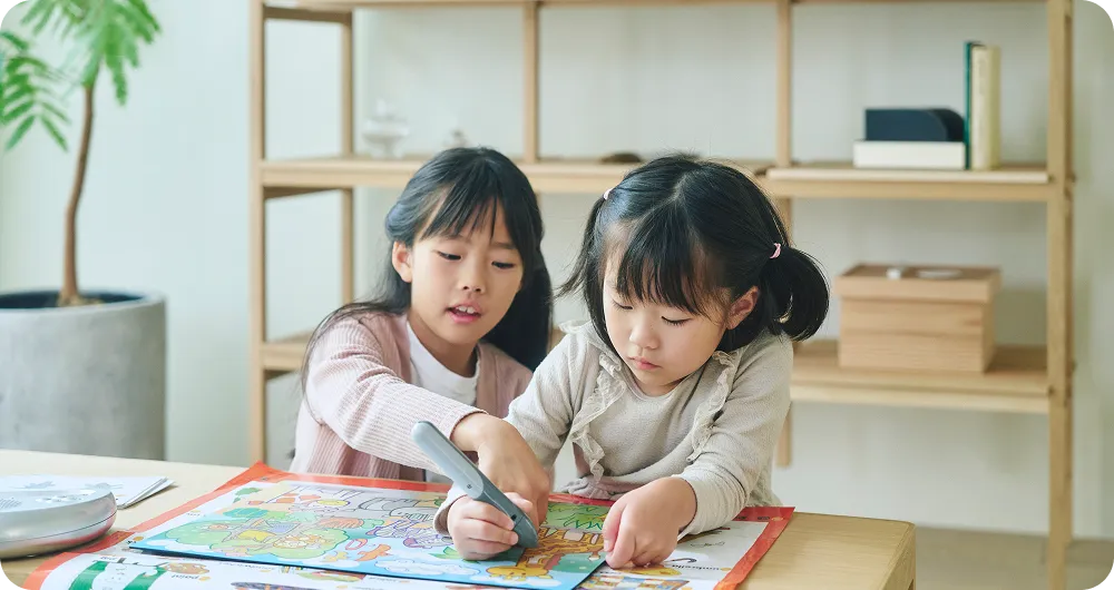 mola mola iを使用して学習している女の子たちの写真