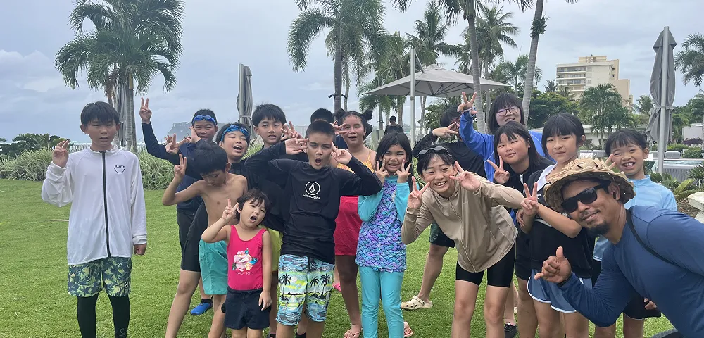 イベントに参加している子どもたちと講師の集合写真