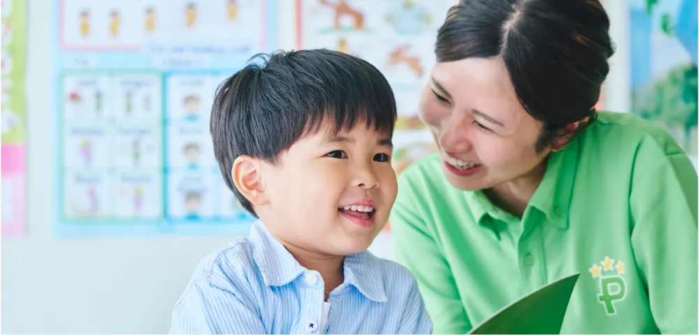 笑顔の男の子と講師の写真