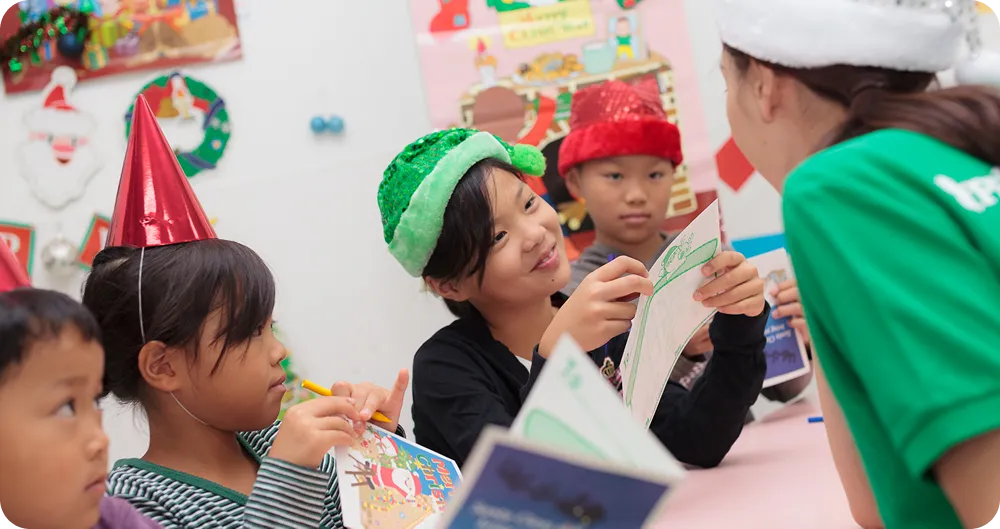 クリスマスイベントを楽しむ子どもたちと講師の写真