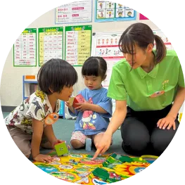 講師からレッスンを受けている子どもたちの写真