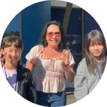 イベントに参加している子どもたちと講師が笑顔でピースしている写真