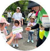 親子イベントに参加している子どもが講師からレッスンを受けている写真