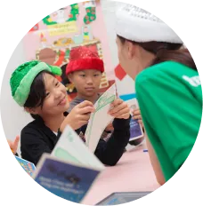 クリスマスイベントを楽しむ子どもたちと講師の写真