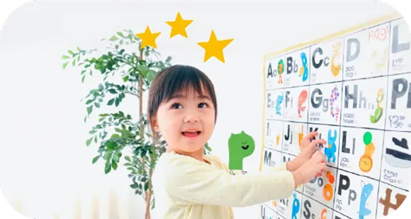 アルファベット表と笑顔の女の子の写真