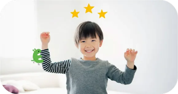 笑顔で手をあげている男の子の写真