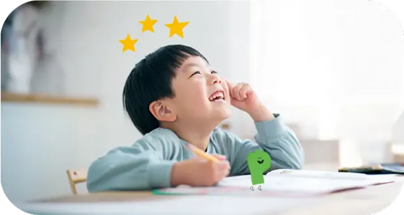 笑顔で勉強している男の子の写真