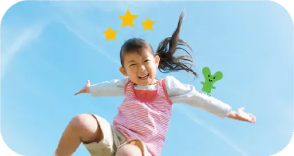 笑顔でジャンプしている女の子の写真