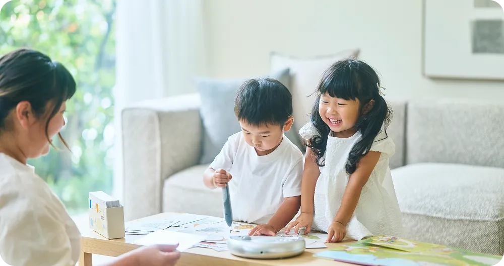 mola mola iを使用して学習している子どもたちと母親の写真