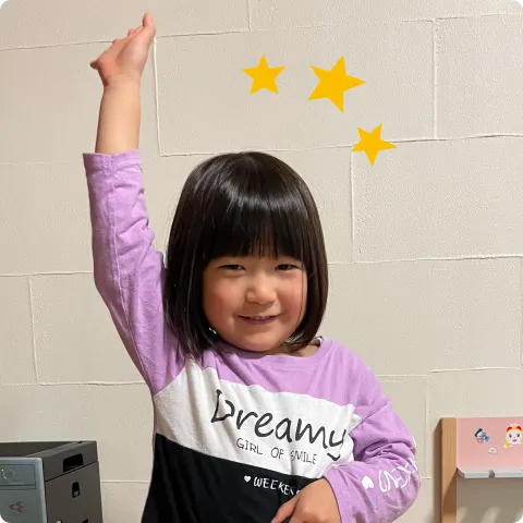 笑顔で手をあげている三岩さんの写真