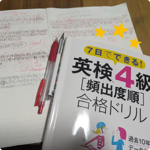 英検４級ドリルを勉強している筒井さんの写真