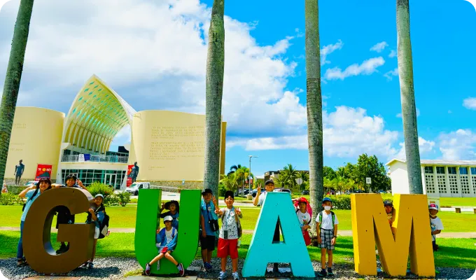 グアムのイベントに参加している子どもたちの写真